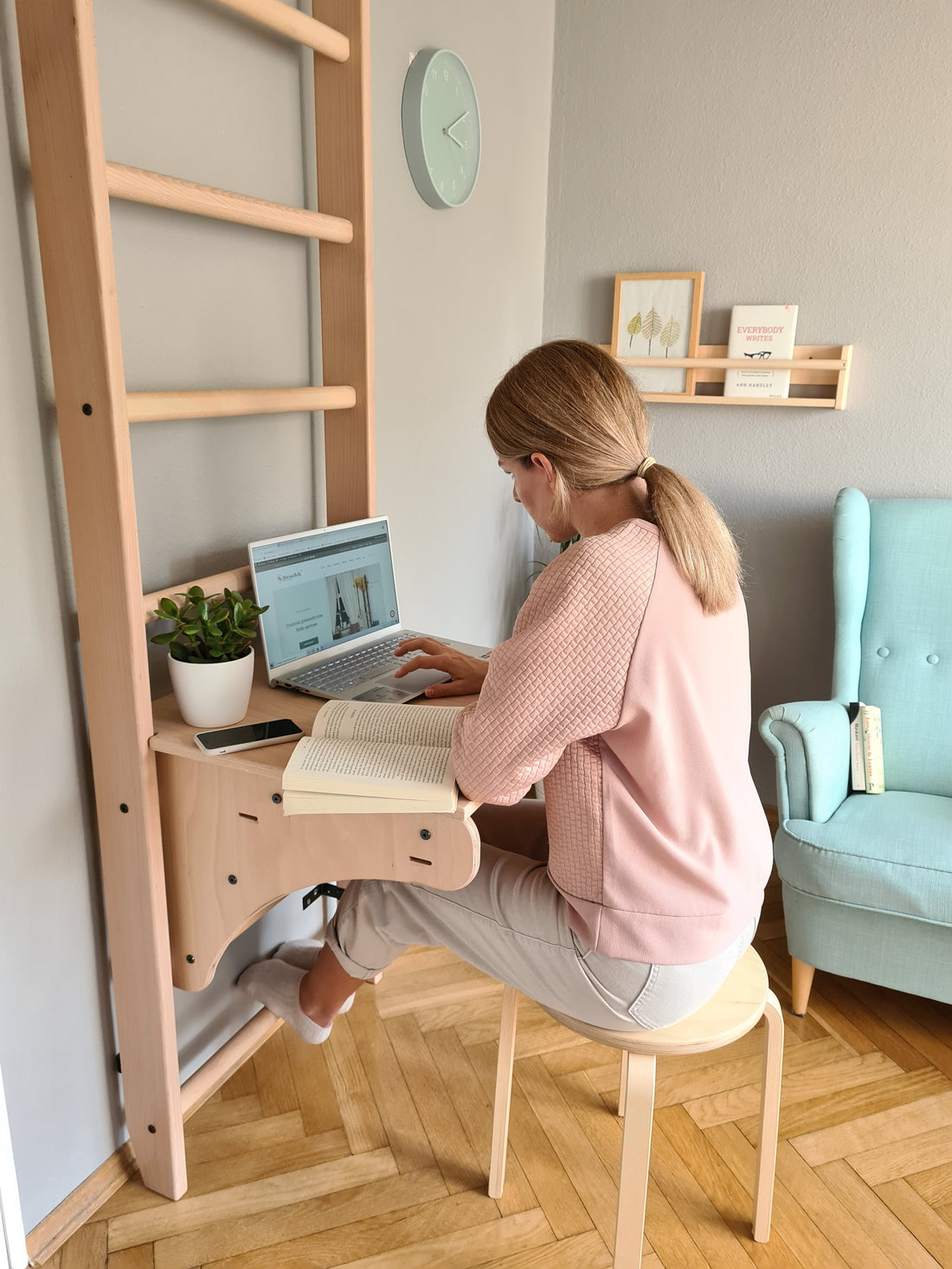 BenchK 112 Wooden Stall Bars With Desk